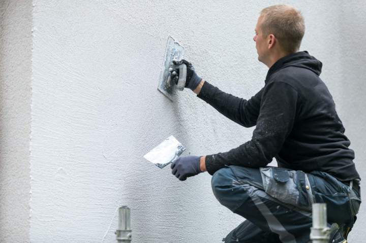 Ravalement de façade en cours à Ferrières-en-Bray