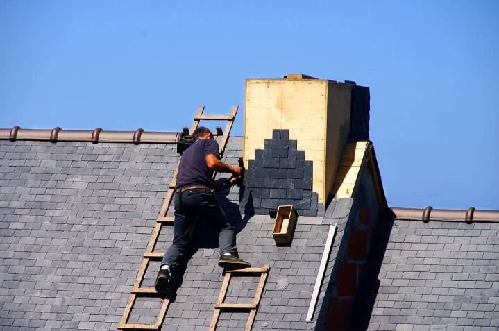 Couvreur Ferrières-en-Bray inspectant toiture